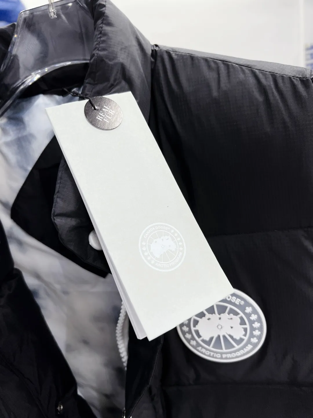 P480 𝗖𝗔𝗡𝗔𝗗𝗔 𝗚𝗢𝗢𝗦𝗘/Canada Goose White Label Glacier Vest Down Jacket Freestyle Vest THEICON This excellent down-filled vest can be freely layered with a variety of clothes, making it a favorite during the changing seasons. It's classic, versatile and provides excellent warmth. The Northern Lights capsule collection is reimagined in rich tones inspired by the stunning colors of Canada's north. The Glacial Haze capsule collection is revamped with a striking and layered color palette that evokes the feeling of being caught in the mist surrounding icebergs and glaciers. The top original replica version refers to the highest version in China (there is no one) (it is a piece of craftsmanship to make a piece of clothing that is ZP when placed in the counter) 1⃣ Made of original custom-made double plain 9500-100% nylon nylon fabric, windproof, waterproof and stain-resistant 2⃣ Filled with national standard Guangzhou Inspection white duck down, the amount of down is more than twice that of ordinary goods.  3⃣The zipper is customized from Yoshida YKK factory, with clear engraving and perfect and smooth texture. 4⃣Collar label, armband, back label, hangtag, complete anti-counterfeiting mark. Color: black, white, mood blue, melted water blue, graphite gray, purple. Size: XS S M L XL XXL